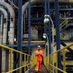 petugas-pltu-memeriksa-kondisi-pembangkit-listrik-_120404092145-687